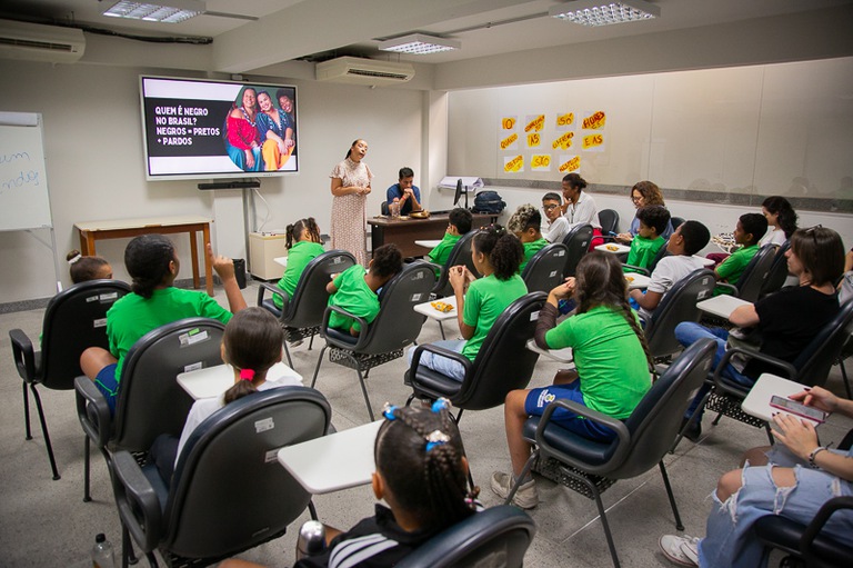 Desembargadora Adriana Goulart de Sena Orsini realiza palestra sobre letramento racial