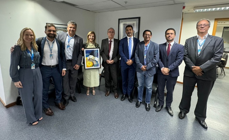 Representantes da CEF juntamente com a presidente do TRT-MG, desa Denise Horta e o desembargador Sebastião Geraldo, 1º vice-presidente