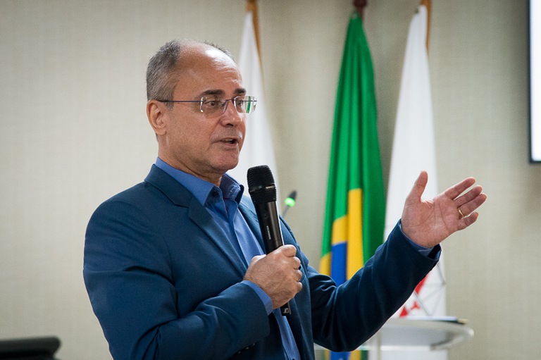 foto do palestrante Humberto Corrêa de perto falando ao microfone