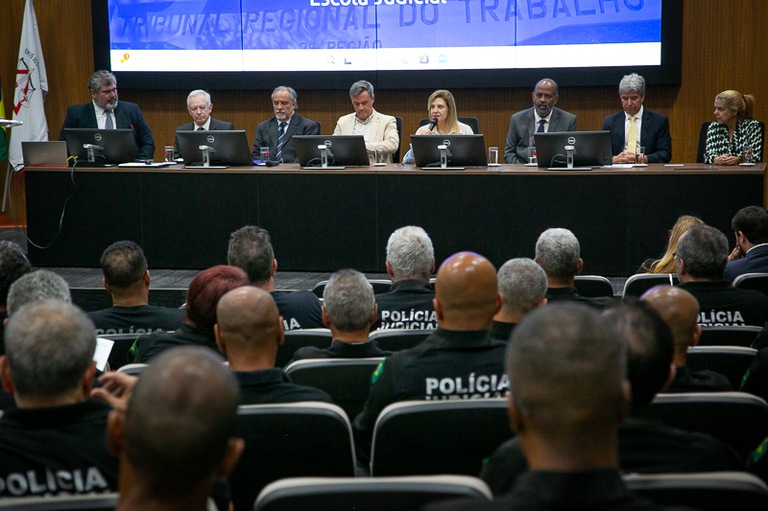 Mesa de honra e agentes da Polícia Judicial durante abertura do curso