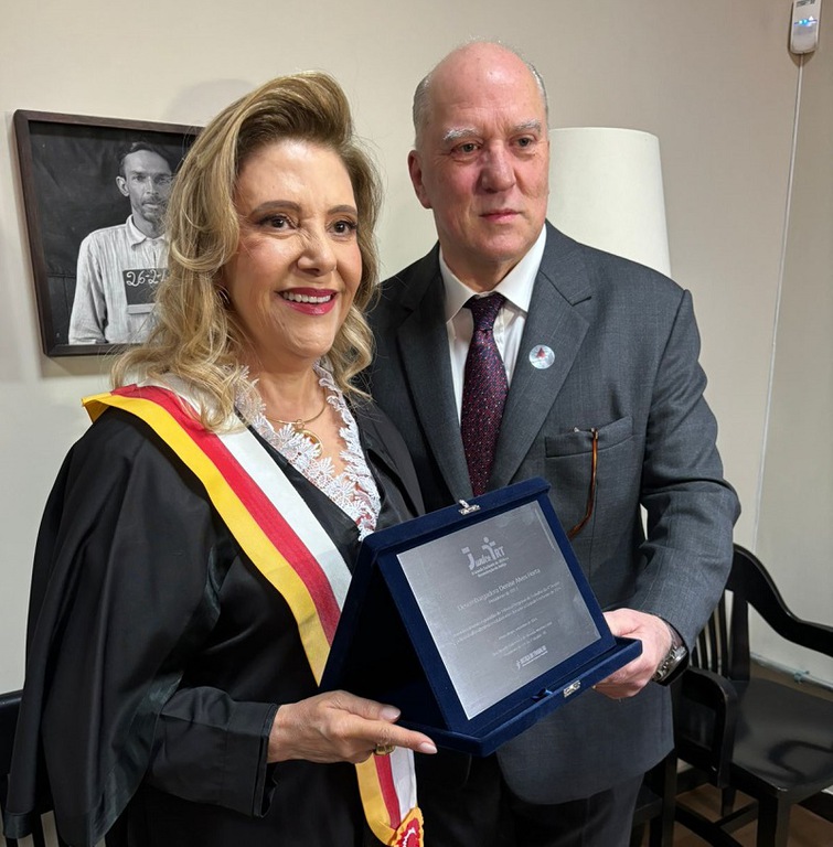 Desembargadora presidente do TRT-MG recebe homenagem do RS