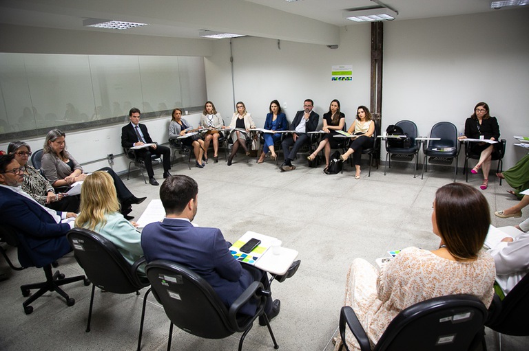 Magistrados e servidores em roda de conversa durante I Encontro de Conselheiros, Magistrados de Cooperação e Servidores do Núcleo de Cooperação Judiciária do TRT-MG