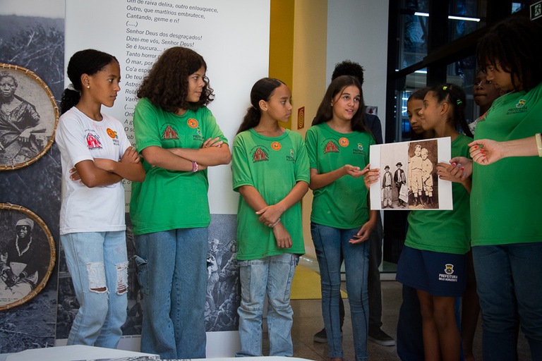 Alunos participam de visita mediada à Exposição Trabalho e Cidadania