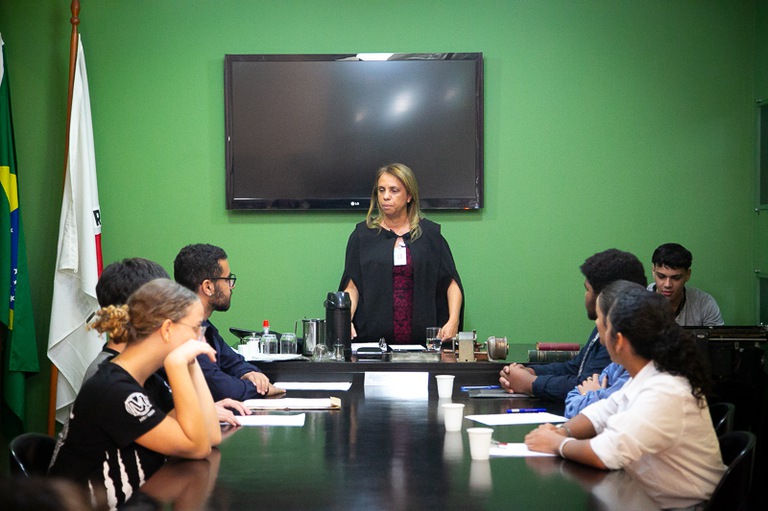 foto da juíza Maritza Eliane Isidoro conduzindo audiência simulada com estudantes 