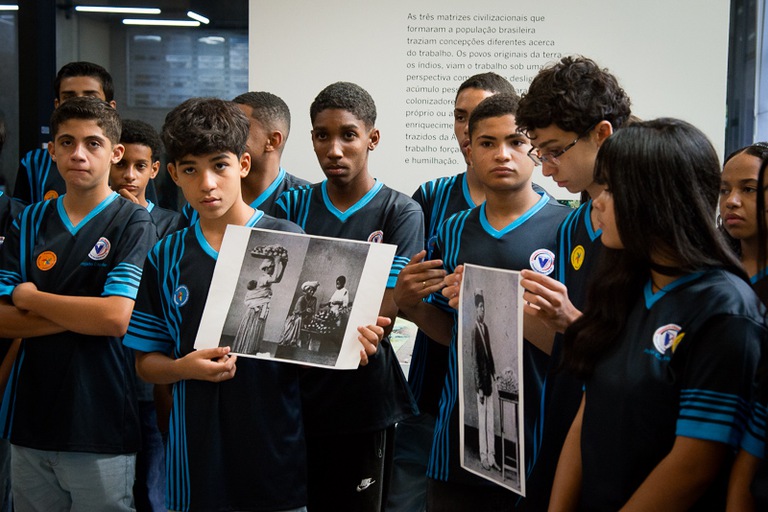 Alunos participam de visita guiada à exposição no TRT-MG