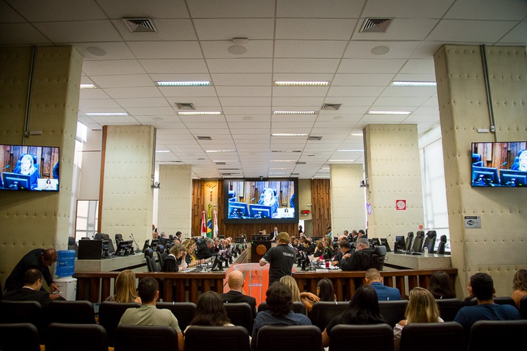 foto dos desembargadores sentados no plenário durante sessão com visão sob perspectiva da plateia 