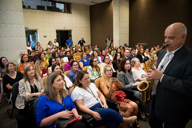 foto do saxofonista Ibrahim Netto se apresentando na frente da plateia