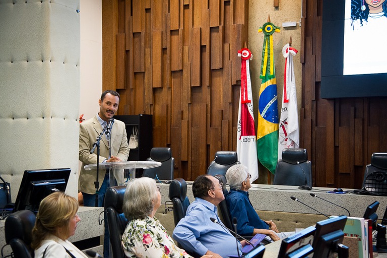 foto do secretário de Desenvolvimento de Pessoas do TRT-MG, Bruno Torroso, falando no microfone