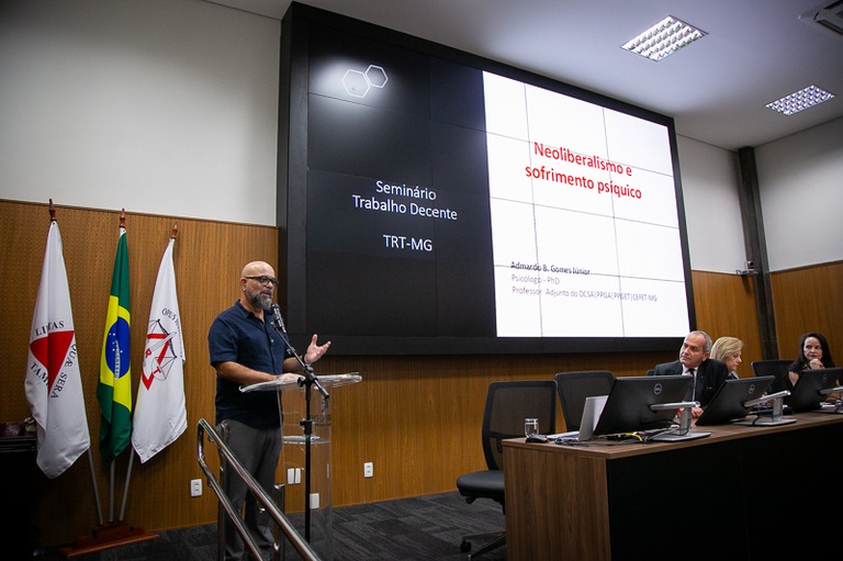 Admardo Bonifácio Gomes Júnior apresenta Neoliberalismo e sofrimento psíquico na Escola Judicial do TRT-MG