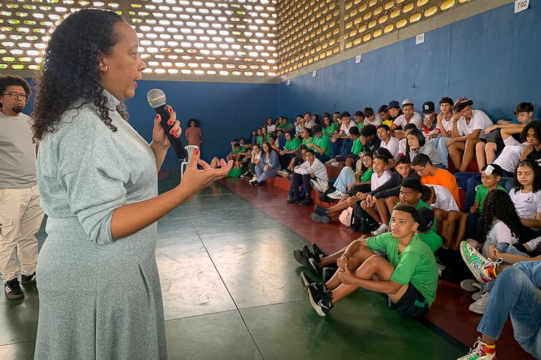 Juíza do TRT-MG, Luciana Rodrigues, fala sobre letramento racial para alunos de escola municipal de BH