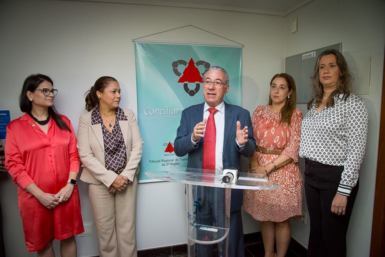 foto do desembargador Sebastião Geraldo em pé ao lado de juízas abrindo a 19ª Semana da Conciliação