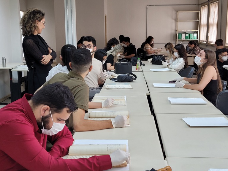 Estudantes durante visita ao Laboratório de atividades judiciais