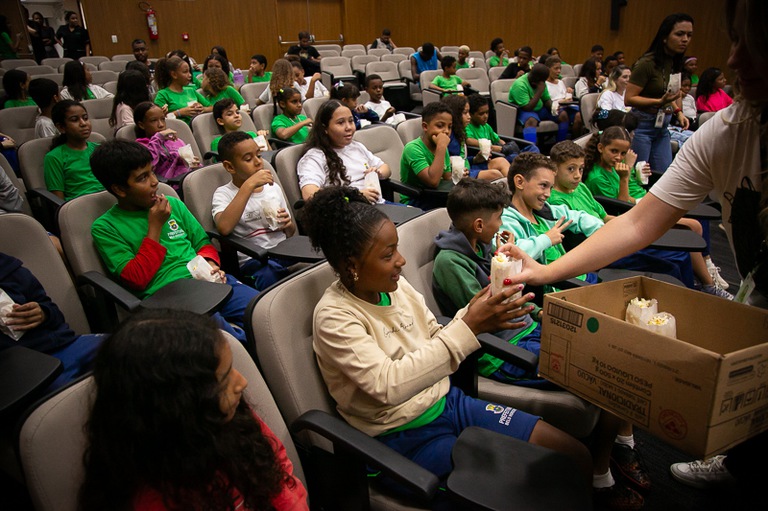 Alunos assistem ao filme