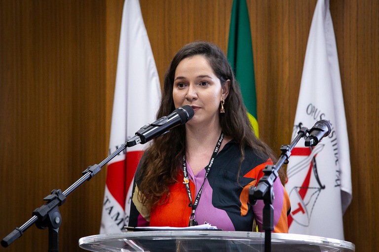 Servidora da Memória do TRT apresentando História Oral