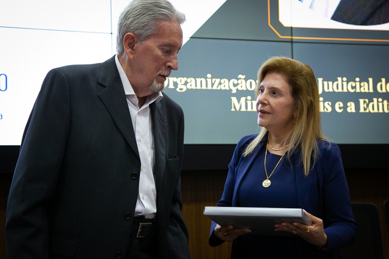 A Presidente do TRT entrega homenagem ao desembargador Antônio Álvares