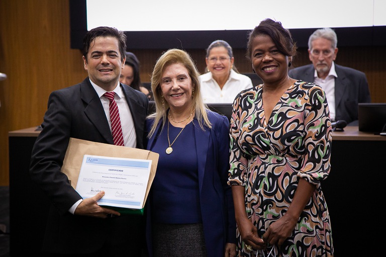 Primeiro lugar no concurso de monografia, com servidora e presidente do TRT-MG