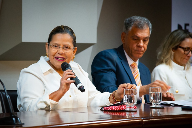 Adriana Sena fala durante a solenidade