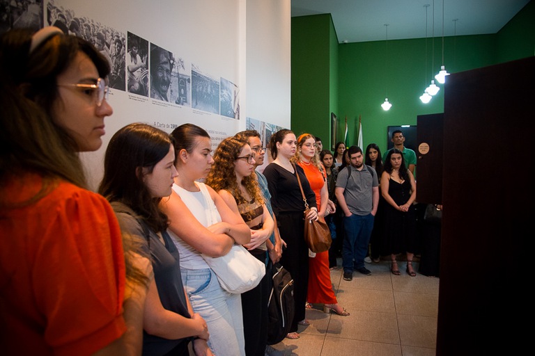 Alunos observam exposição Trabalho & Cidadania