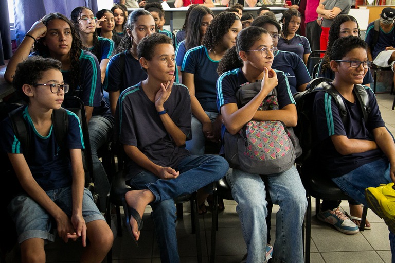 Alunos assistem a palestra da juíza