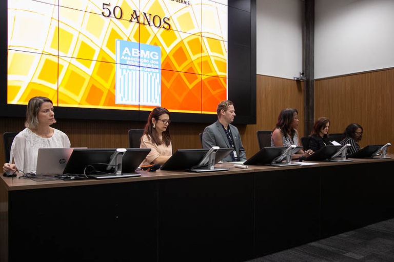 Mesa de honra de mais uma edição do Projeto Leis & Letras, ocasião em que foi lançado o Guia das Bibliotecas Jurídicas de Minas Gerais.