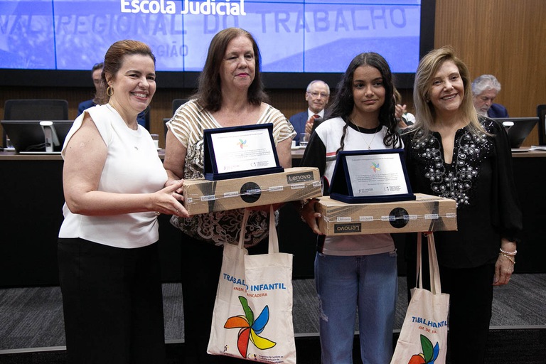 Maria Vitória recebe o prêmio de 1º lugar no Concurso de redação