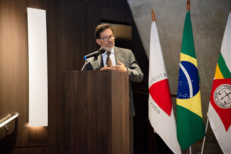 Desembargador Antônio Gomes de Vasconcelos, supervisor do Núcleo de Cooperação Judiciária do TRT-MG, discursa durante Encontro de Cooperação dos Tribunais mineiros