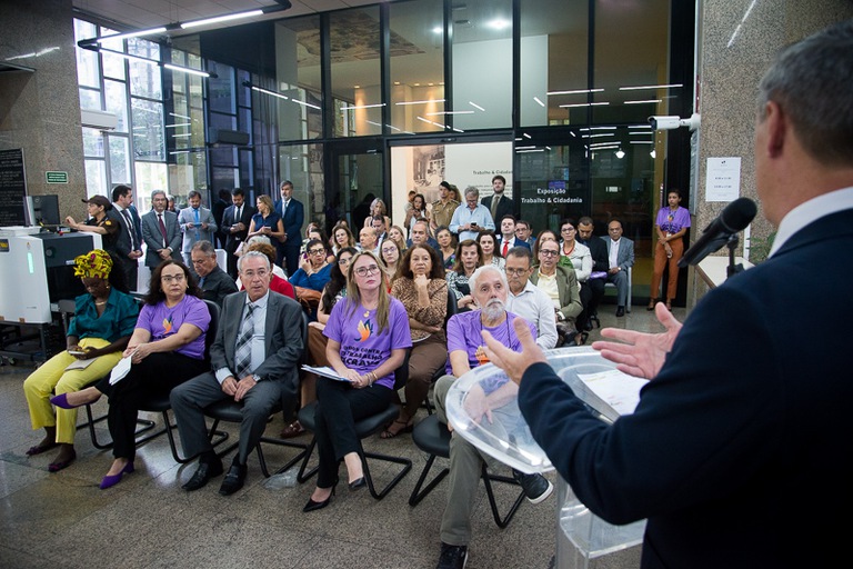 Assistido por diversas autoridades, desembargador Emerson Lage discursa em ato público contra o trabalho escravo