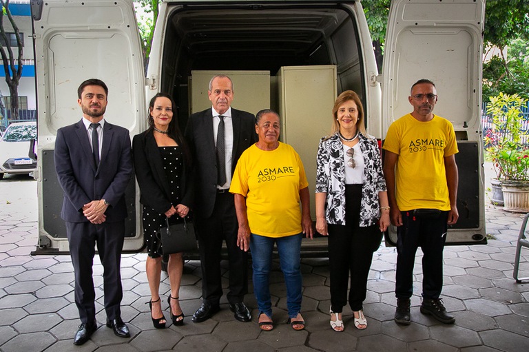 Magistrados do TRT-MG posam com integrantes da Asmare 