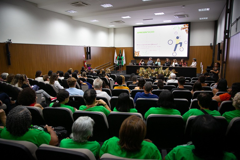 Plateia assiste palestra "Pobreza do tempo"