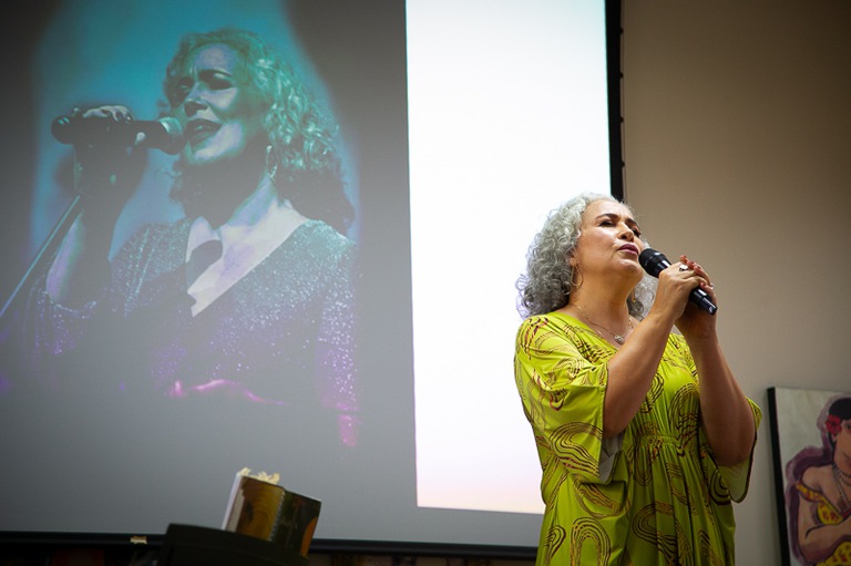 Ana Espi durante apresentação musical no Centro Cultural do TRT-MG