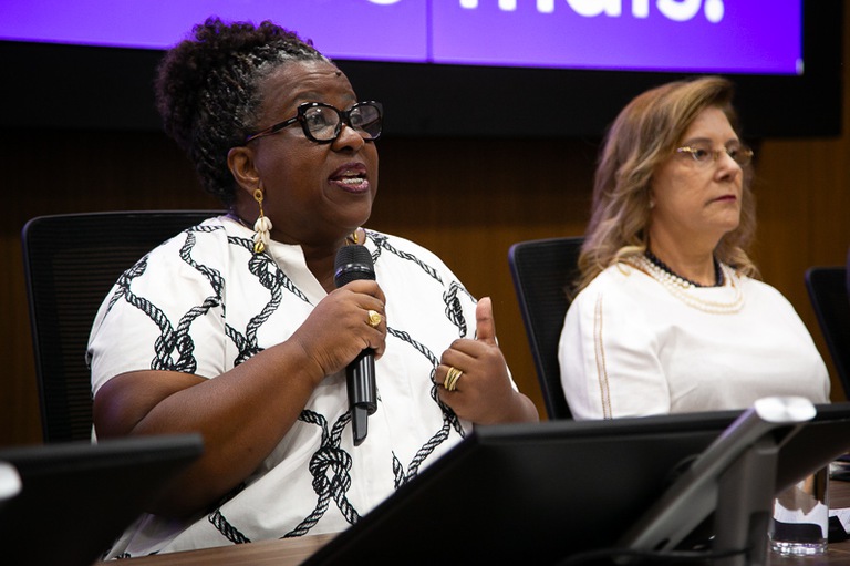 Ministra Macaé durante palestra no TRT-MG