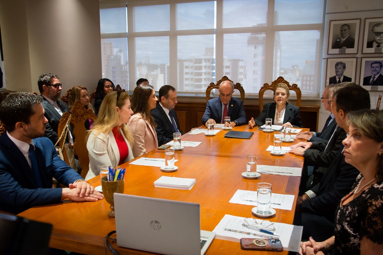 Autoridados participam de solenidade de assinatura de termo de cooperação na sede do TRT-MG