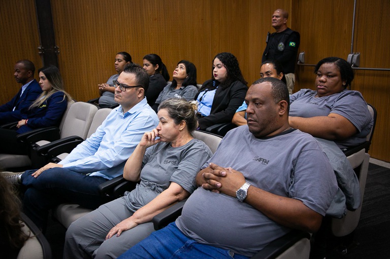 Plateia assistindo ao evento