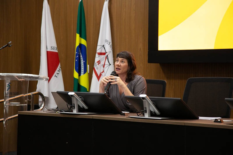 Servidora Fernanda Freire na condução dos comentários