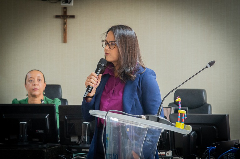 A juíza Jéssica Grazielle Andrade Martins palestrando