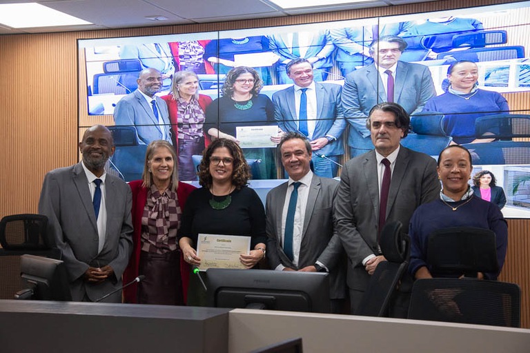 Juíza Mirella Cahú (TRT-13)recebe certificado