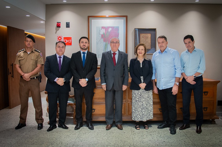 Visitantes do grupo supermercado BH com a presidente e primeiro vice do TRT_MG
