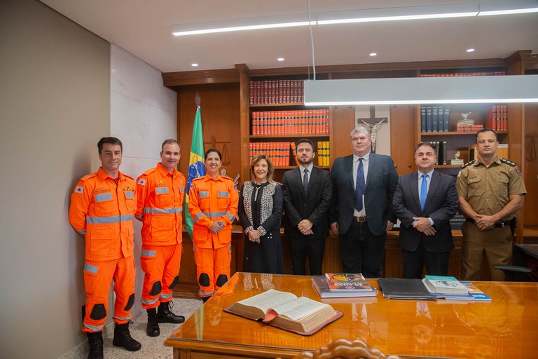 Corpo de bombeiros, presidente Denise Alves Horta e demais juízes e chefe da polícia judicial.