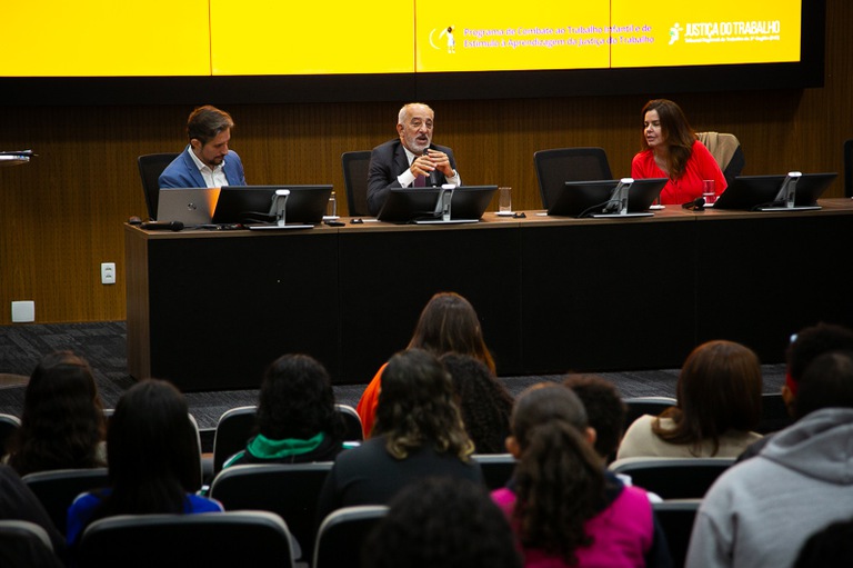 Mesa do segundo painel