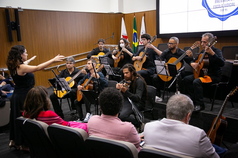 foto do grupo musical Camerata de Violões da Escola de Música da UFMG