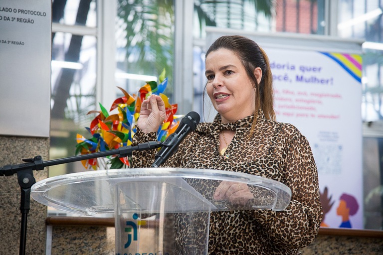 foto da desembargadora Maria Raquel Zagari Valentim falando no microfone na abertura