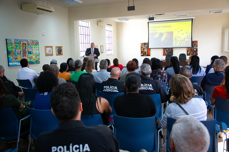 foto do secretário de Inteligência e Polícia Judicial do TRT-MG, Carlos Athayde, falando no microfone para os presentes