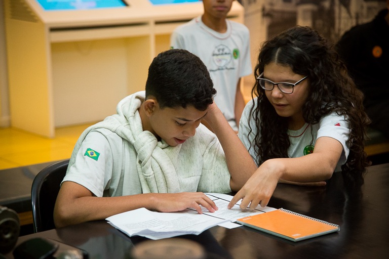 Arthur Gabriel participa de audiência simulada acompanhado de sua colega.