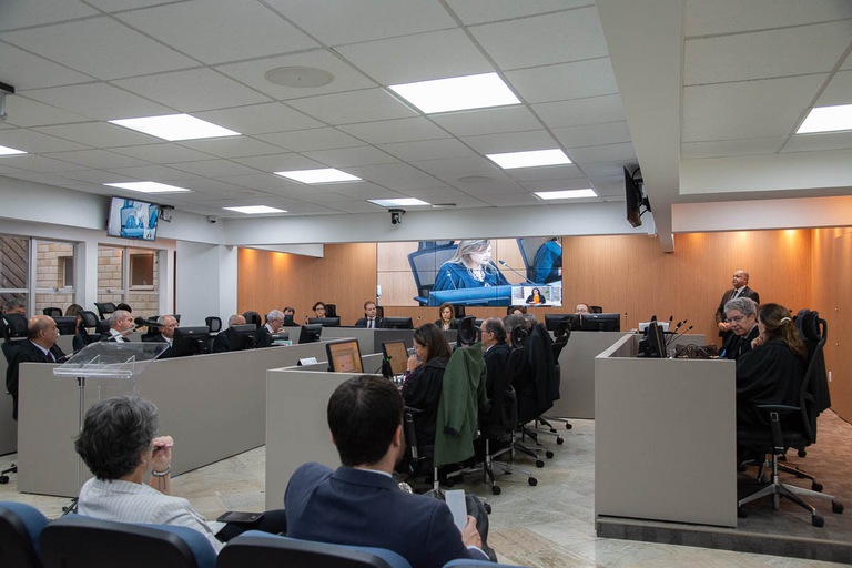 foto da plateia mostrando desembargadores sentados de toga preta durante o Pleno