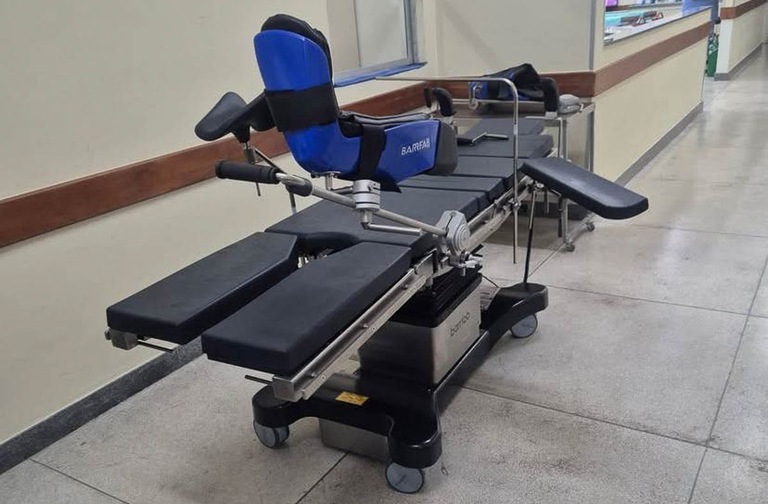 Mesa cirúrgica adquirida com verba de doação da Vara do Trabalho de Curvelo