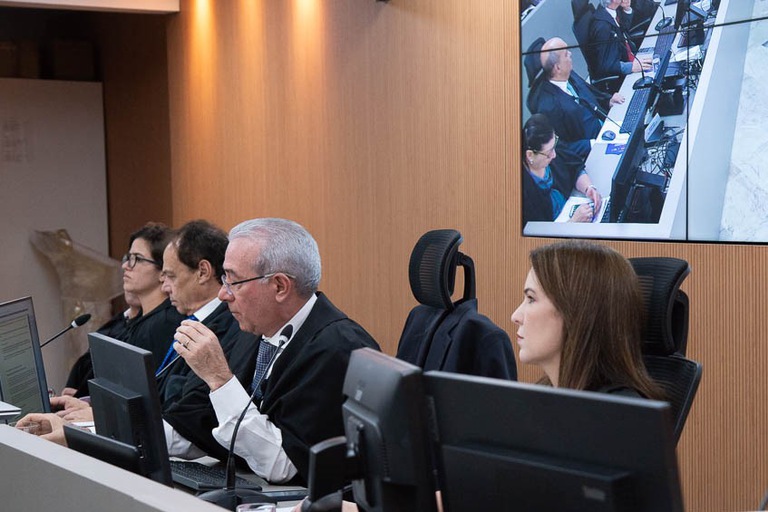 foto do desembargador Sebastião Geraldo conduzindo a sessão ao lado de servidora e membros do MPT