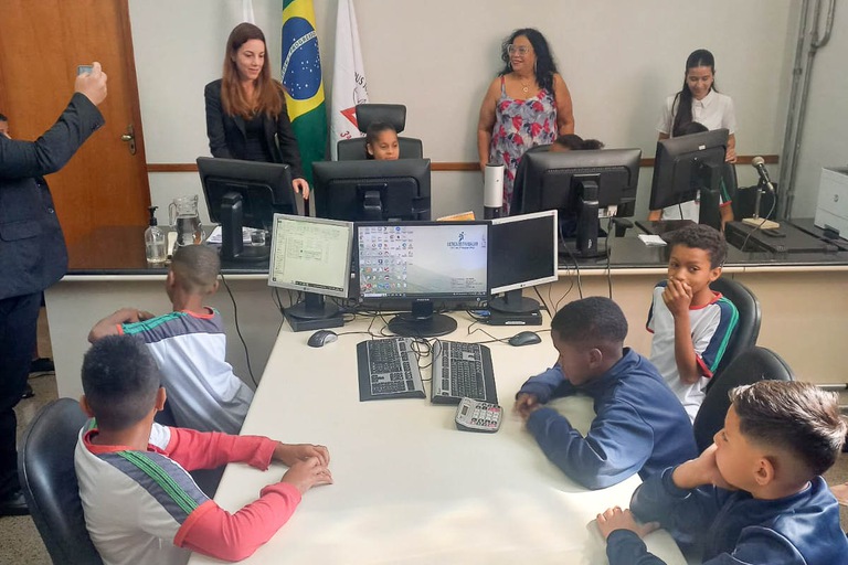 Estudantes do 5° ano na Vara de Trabalho de Lavras