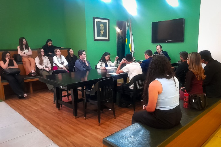 Audiência simulada com estudantes da Faculdade Doctum e com o juiz Marcos Leão