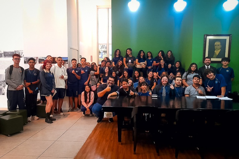 Alunos e docente do Colégio Emília Ferreiro com o juiz Marcelo Silva