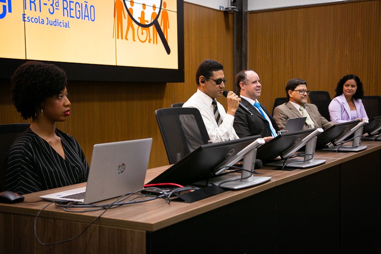 Mesa de honra da roda de conversa sobre capacitismo 2025